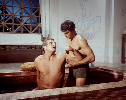 Laurence Olivier y Tony Curtis en la bañera entre "ostras y caracoles"